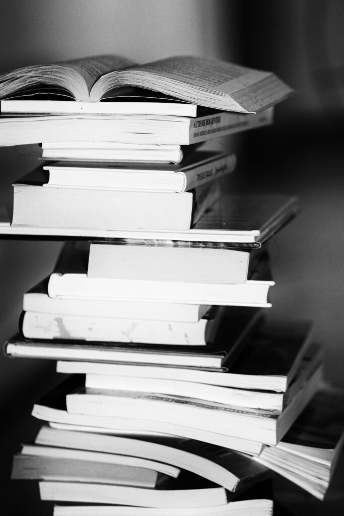 menerbitkan buku ilmiah
