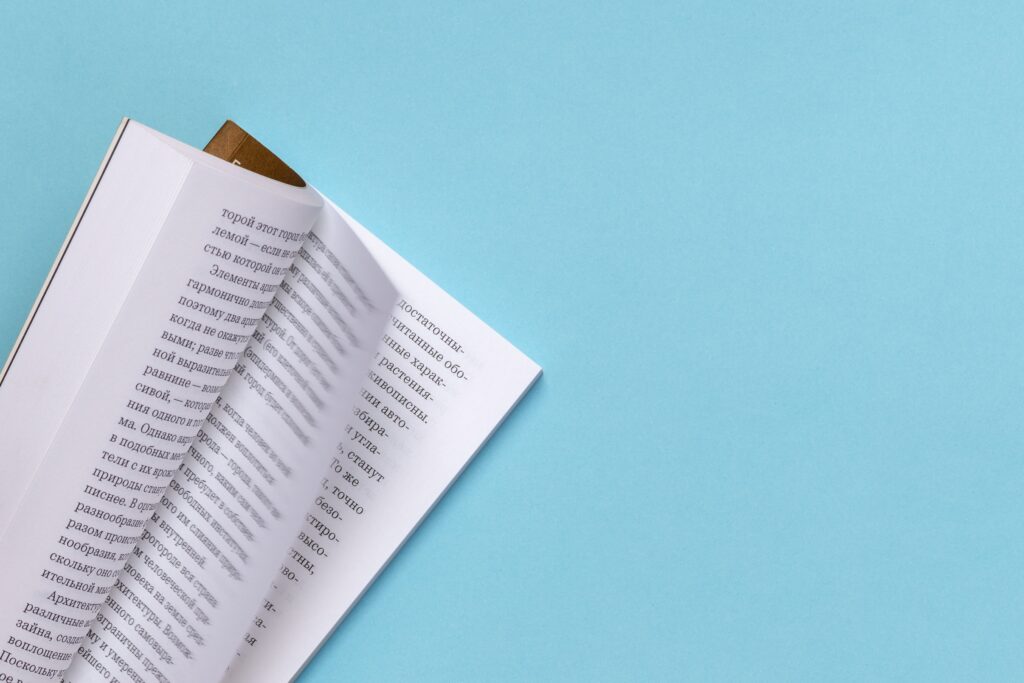 Hubungan dengan Toko Buku Lokal, Buku Lokal