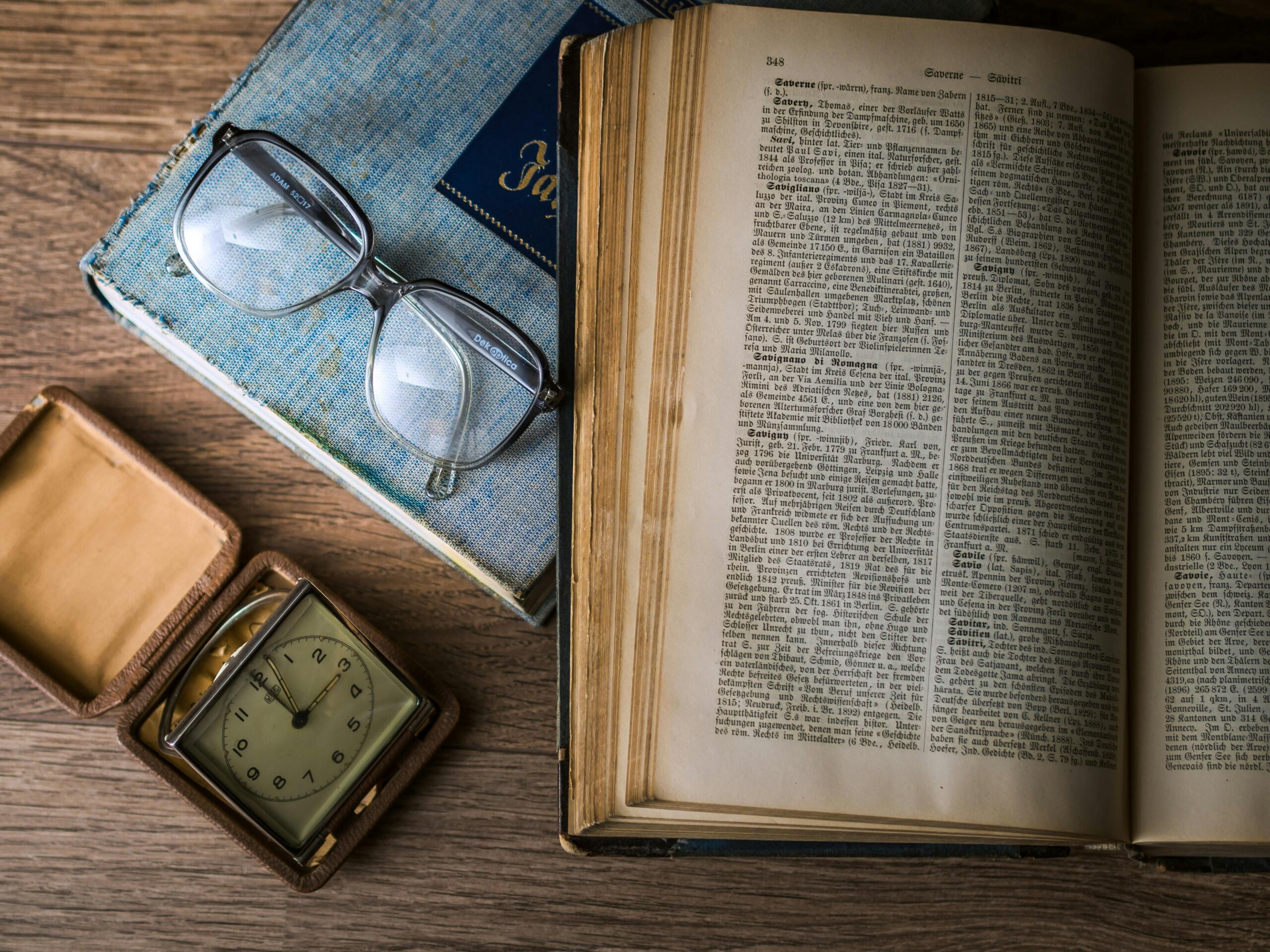 Menulis Review Literatur: Mengulas Penelitian Sebelumnya dalam Buku Sains